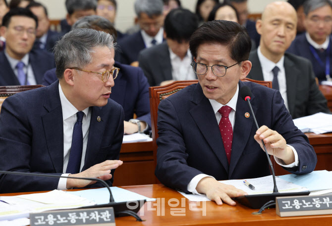 [포토]환노위 전체회의, '대화하는 김문수-김민석'