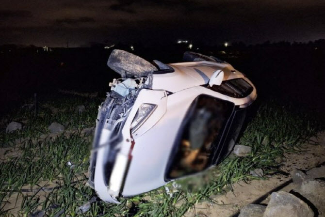 돌담 들이받고 전도된 SUV…아이폰이 신고했다