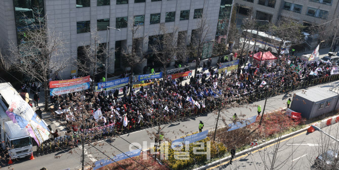 [포토]중앙지방법원 앞에서 윤 대통령 지지자 시위
