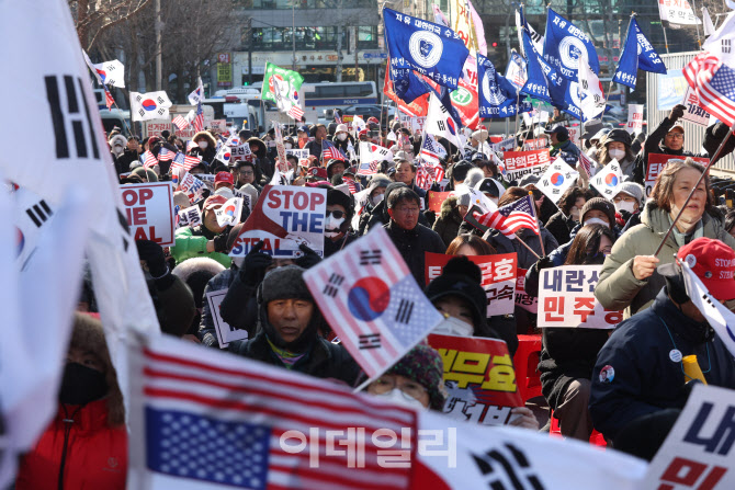 [포토]중앙지방법원 앞 집결한 윤 대통령 지지자