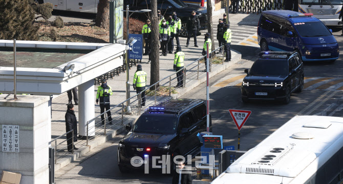 [포토]헌재로 향하는 윤 대통령 호송차량