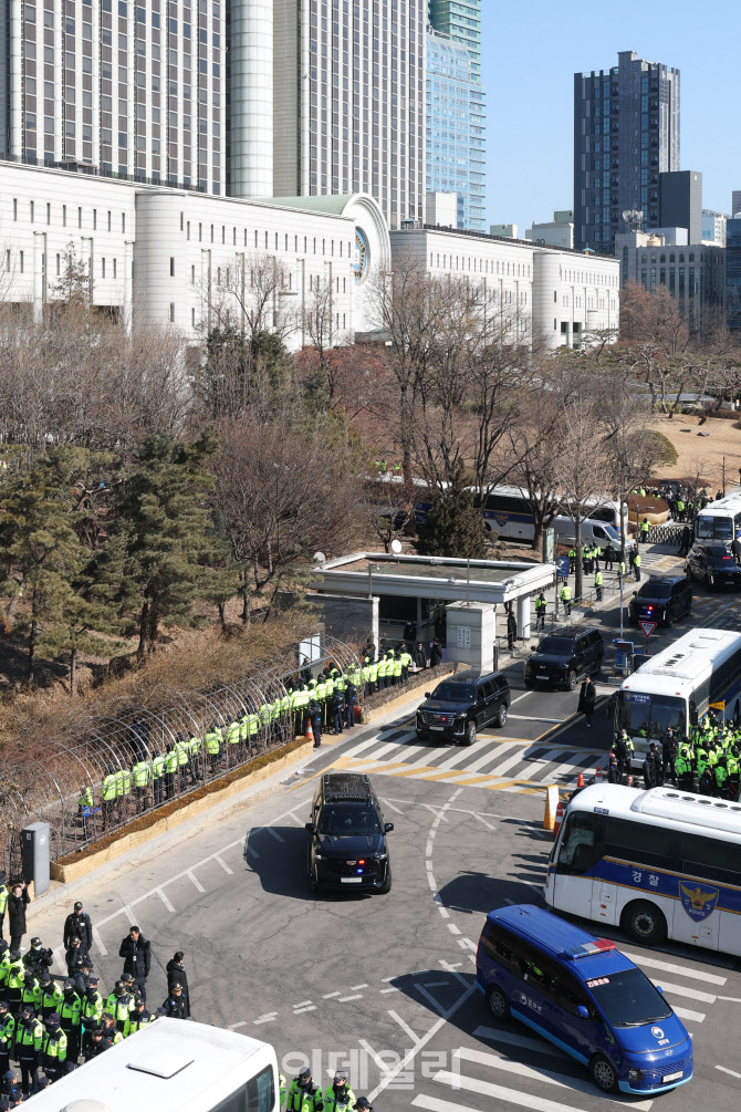 [포토]형사재판 마치고 이동하는 윤 대통령 호송차량