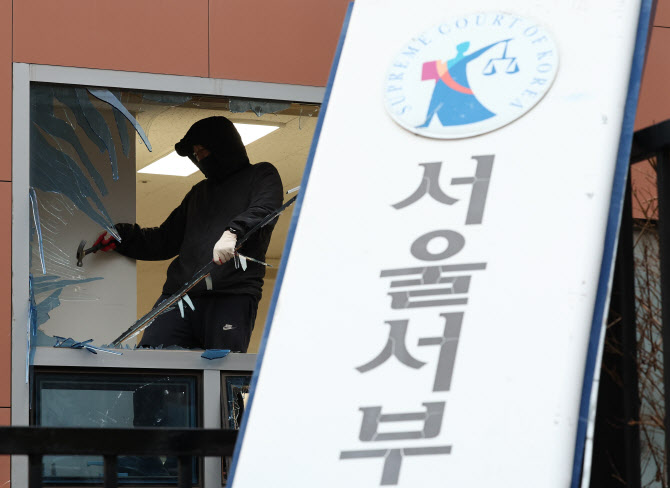 ‘서부지법 폭동’ 투블럭남, 법원 침입 후 나와 기름 구매