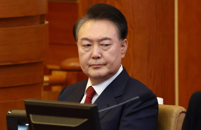 尹, 첫 형사재판 참석했지만…70여분간 묵묵부답, 왜?