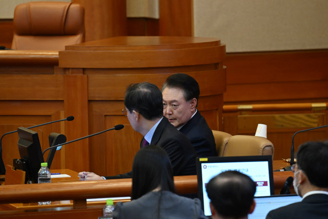 [속보]윤측 "尹 퇴정…韓과 같은 심판정 있는 모습 보기 안 좋아"