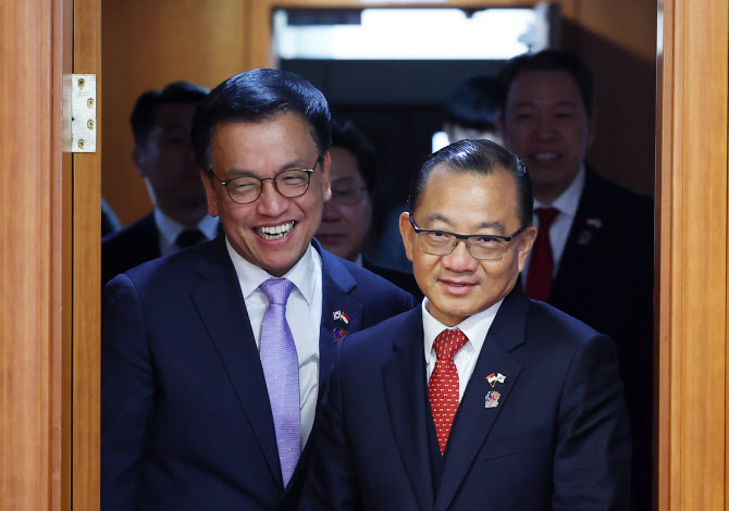 싱가포르 국회의장 만난 최상목 "디지털·AI 협력 확대 바라"