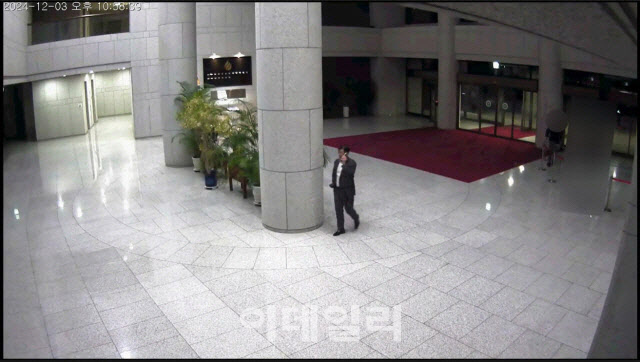 與, 홍장원 동선 CCTV 공개 “‘체포명단 메모과정, 진술과 달라”