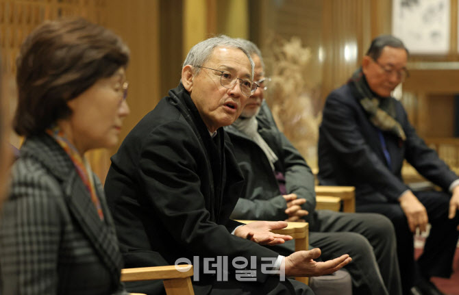 "공청회 없이 밀어붙여"…난감한 예술단체들