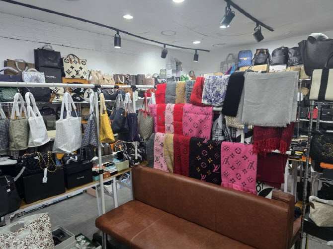 해리포터와 ‘짝퉁의 방’ 비밀통로 따라가보니...샤넬 와르르