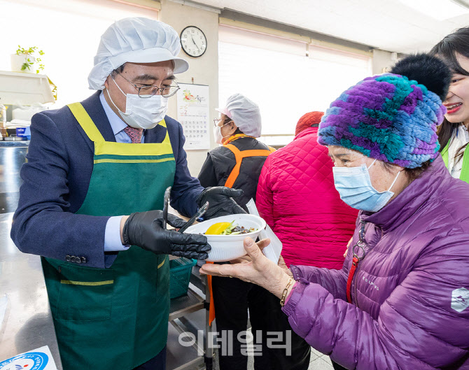 [포토] 앞치마 두른 진교훈 강서구청장