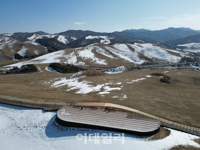 은빛·분홍빛으로…사계절 빛나는 '서산의 알프스' [여행]