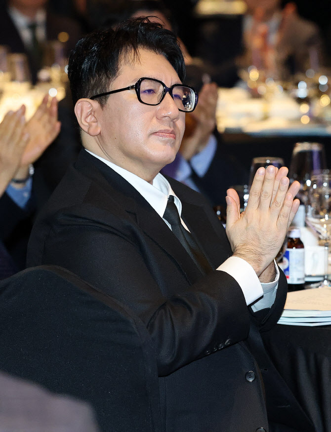 박수치는 방시혁 하이브 의장