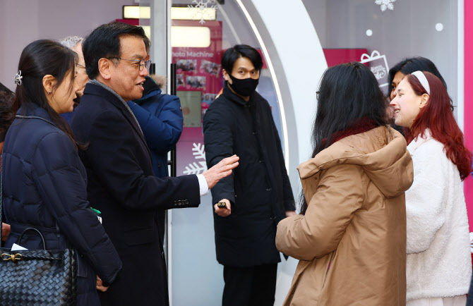 방한 관광객 만난 최상목 "관광 불편함 없도록 최선"