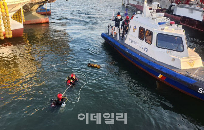 목포 동명항서 차량 추락…운전자 의식불명