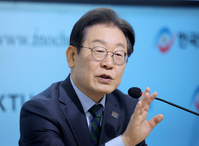 ‘국힘 입당하라’ 현수막에…이재명 “내란좀비당 사양”