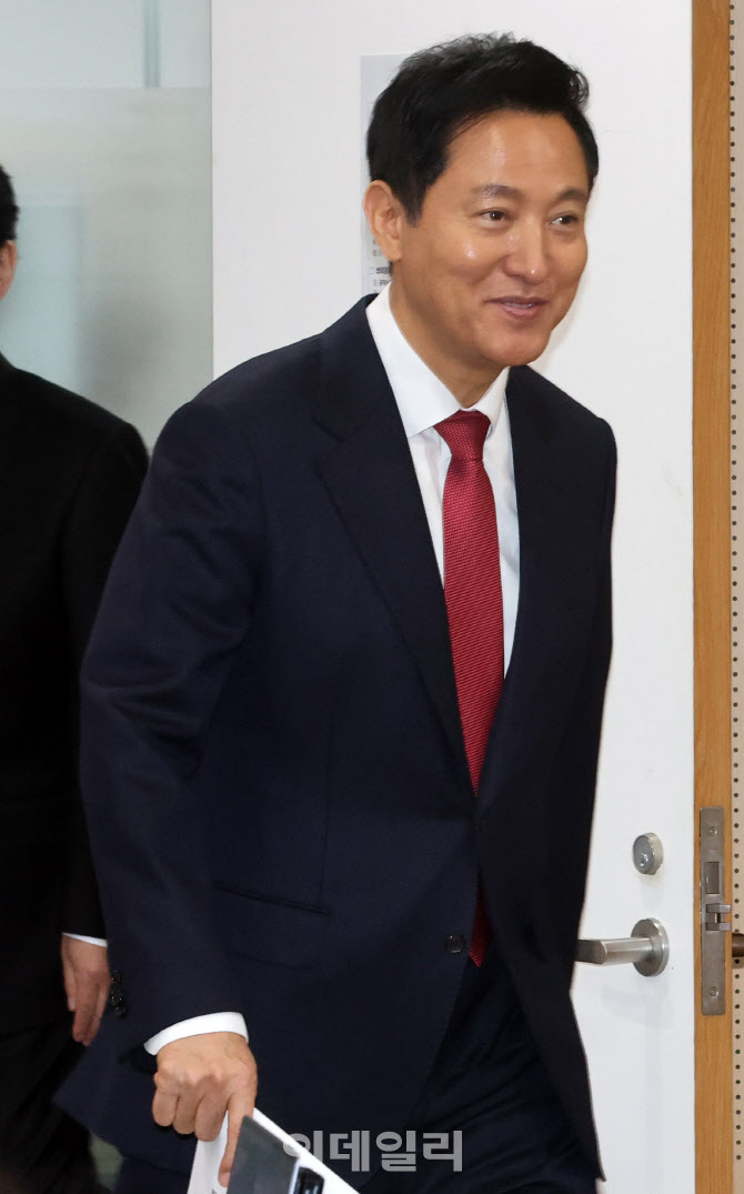 [포토]브리핑룸 입장하는 오세훈 서울시장