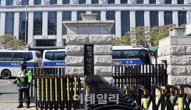 [포토]윤석열 대통령 탄핵재판 최종 변론 D-1, 경찰 경계 강화된 헌법재판소