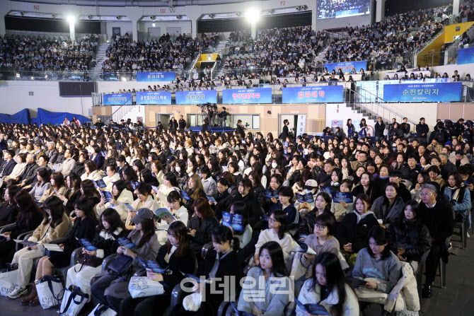[포토]교가 배우는 숙명여대 신입생들