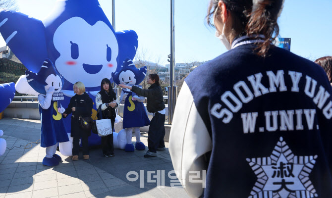 [포토]학교 마스코트와 찰칵!