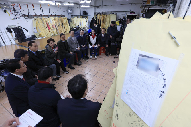 與 "소상공인에 인당 100만원 공과금 지원…노후 설비 지원도 논의"(종합)