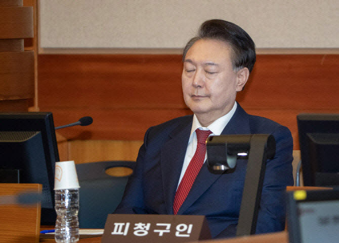 '대통령 뜻 아냐' 진화해도 꺼지지 않는 尹 중도퇴진론