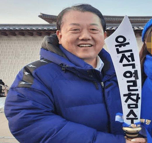 김병주, ‘尹 참수’ 모형칼 들고 사진…“문구 확인 못 했다”
