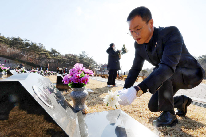 5·18묘역 찾은 김상욱, “광주에 송구” 탄핵반대 시위 與 첫 사과