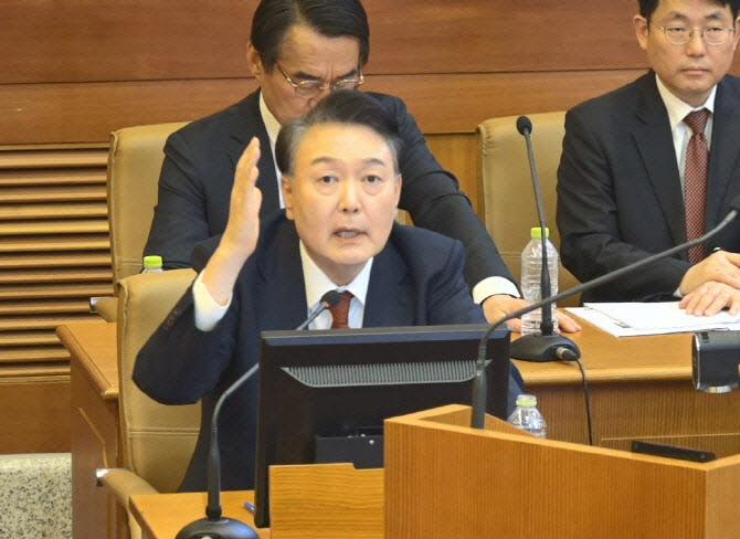 尹, 오늘 탄핵 최종변론…대국민사과·임기단축 개헌 꺼내나
