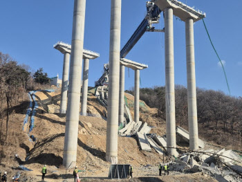 (영상)순식간에 와르르…천안 고속도로 공사장 붕괴