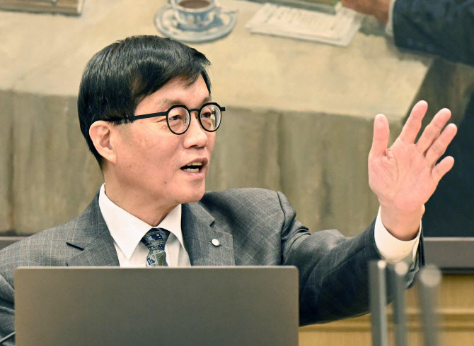 이창용 “경기둔화 전망에 금리인하…금통위 만장일치”