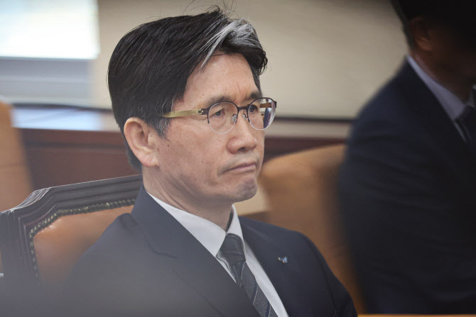 '영장쇼핑 의혹'에 공수처장 "형소법 따라 청구…답변 잘못 인정"