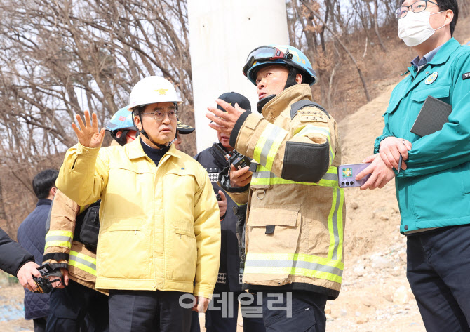 고속도로 붕괴 현장 도착한 김동연 "자원 총동원해 매몰자 구조"