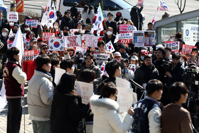 “다음 주 개강인데”…尹 탄반 집회로 안전 우려 커지는 대학가