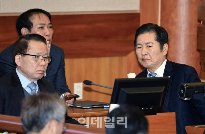 [포토]윤석열 대통령 탄핵 심판 11차 변론 기다리는 정청래-김이수