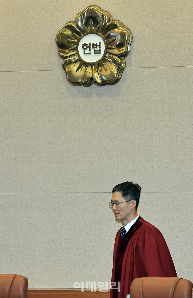 [포토]윤석열 대통령 탄핵 심판 11차 변론 입장하는 문형배 헌법재판소장 권한대행