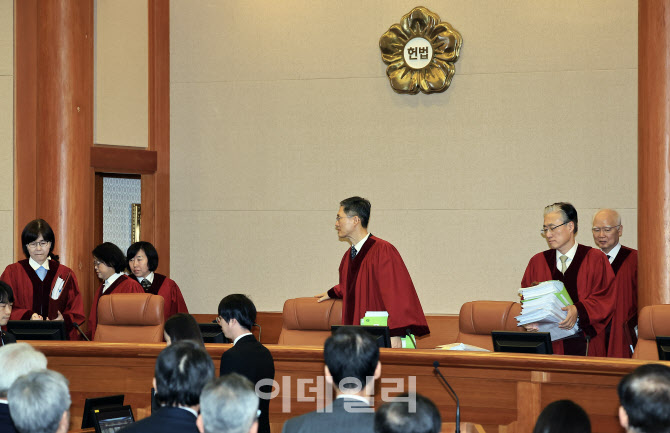 [포토]윤석열 대통령 탄핵 심판 11차 변론 입장하는 헌법재판관들