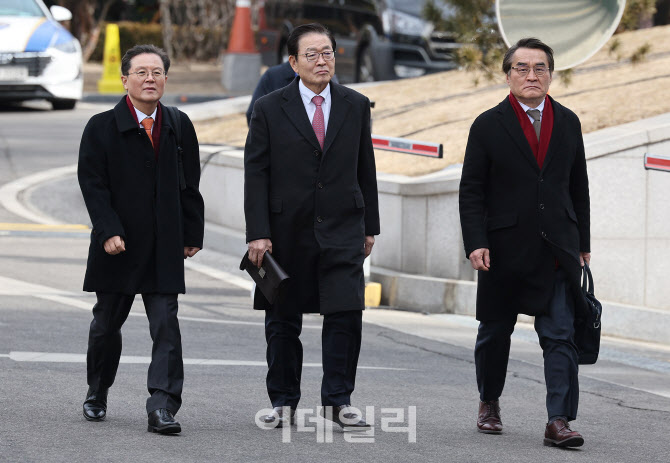[포토]윤석열 대통령 탄핵 심판 최종변론 입장하는 윤 대통령 변호인단