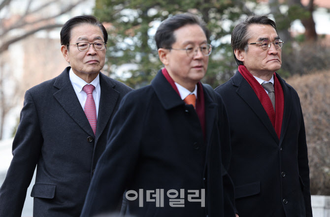 [포토]대통령 탄핵 심판 최종변론 입장하는 윤 대통령 변호인단