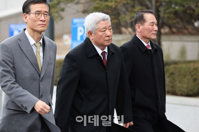 [포토]대통령 탄핵 심판 최종변론 입장하는 윤석열 대통령 변호인단