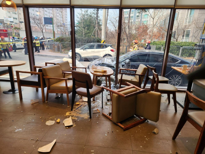 군산서 전신주가 카페 덮쳐…초등생 등 6명 부상