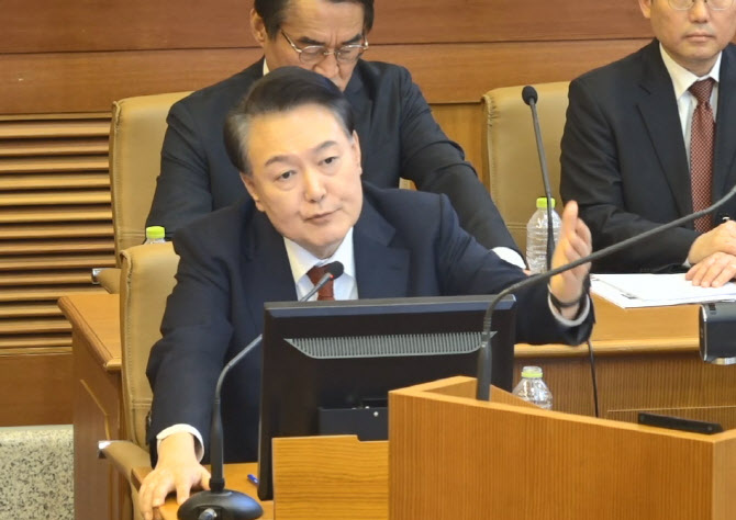 [속보]尹 “12·3 비상계엄은 과거 계엄과 완전히 다른 것”