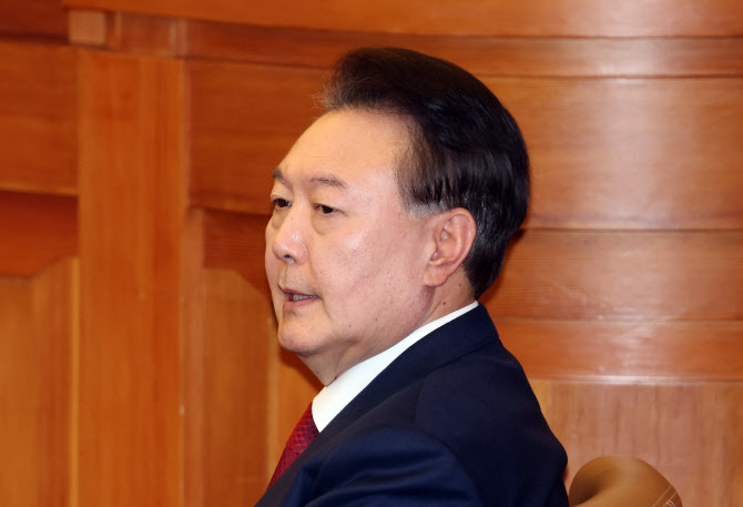 [속보]尹 “50만 군, 임기 5년 단임대통령 사병 역할 하겠나”