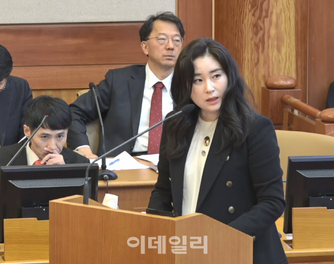 "출산·육아 하느라 몰랐는데"...尹 최종변론보다 화제된 '아기 엄마'