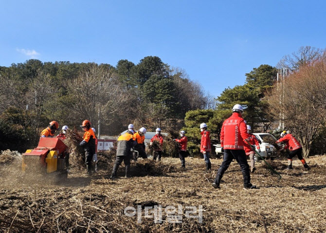 국립수목원, 봄철 영농부산물 파쇄 지원…산불예방 앞장
