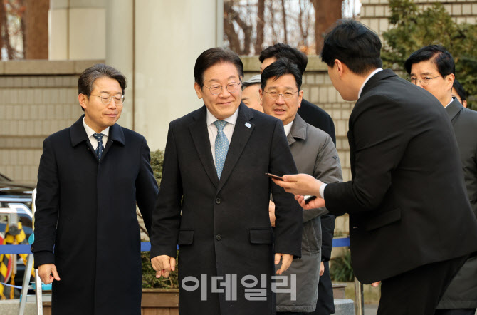[포토]이재명 대표, 여유로운 미소 지으며 '선거법 위반' 결심공판 출석