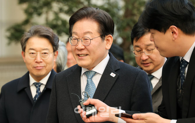 [포토]밝은 표정으로 법정 향하는 이재명