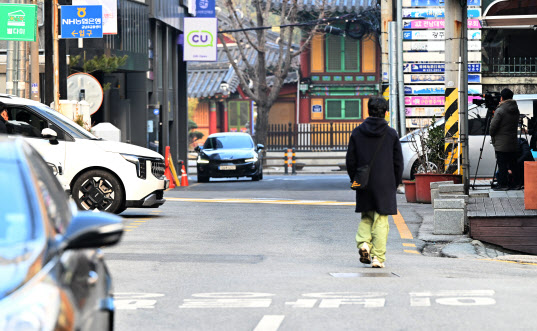 '경찰관 흉기 피습범' 실탄 맞고 사망…경찰, 총기 사용 적절성 파악