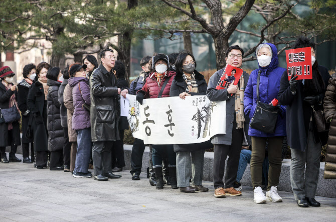 “한동훈 대표님 책 사러 왔어요” 교보문고 앞 진풍경