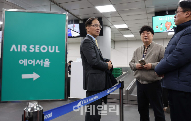 [포토]수속 카운터 점검하는 김중호 에어서울 대표이사