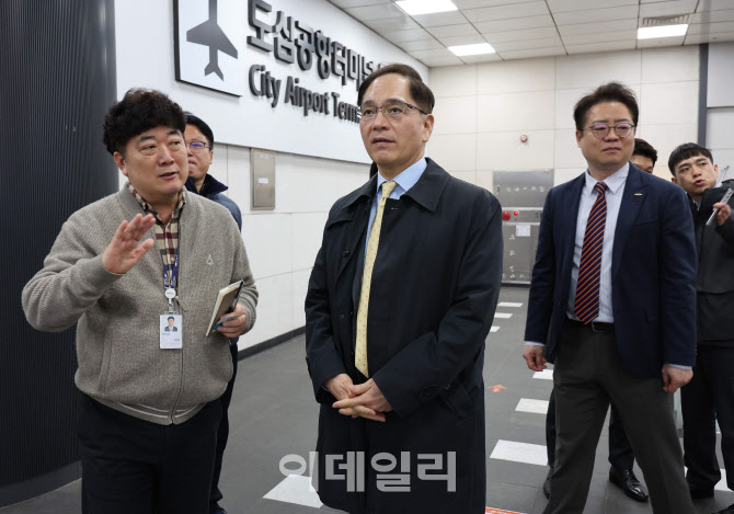 [포토]에어서울 수속 카운터 점검